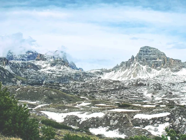 一个岩石山谷的全景 有一个尖锐的山峰 上面的云 — 图库照片