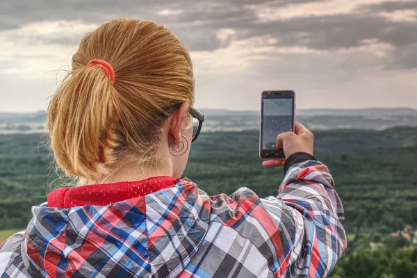 Успешная Женщина Туристка Фотографирует Краю Скалы Милая Девушка Камне Делает — стоковое фото