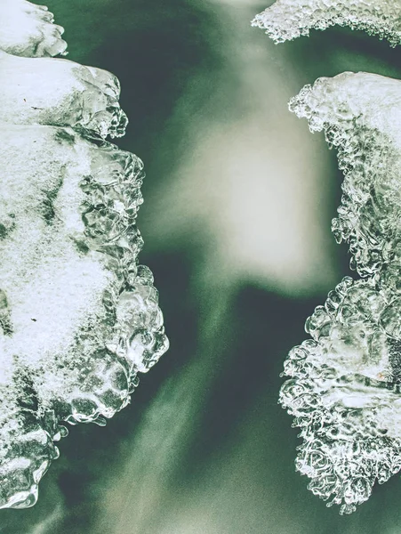 Замороженный Маленький Горный Водопад Detail Rounded Icicicles Many Reflections — стоковое фото