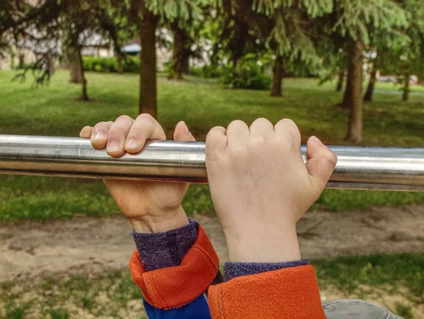 Menino Pendurar Barra Inoxidável Por Sua Mão Para Exercitar Parque — Fotografia de Stock