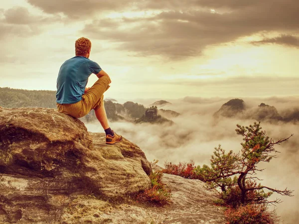 Punto Vista Sopra Pesanti Nuvole Nebbiose Nelle Rocce Paesaggio Autunnale — Foto Stock