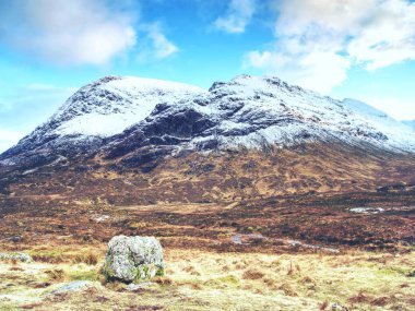 Glencoe, İskoçya İskoçya Highlands dağların yakınında. Taze kar kaplı dağları doruklarına.