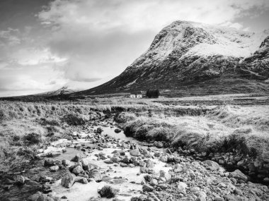 Buachaille Etive Mor Glencoe, Higlands, İskoçya yakınındaki Coupall Nehri yanında yer alan dağ evi.
