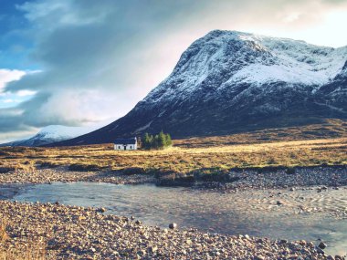 Dağcılar evinde Glencoe dağ, İskoçya Highlands, İskoçya, temel, beyaz. Güneşli bir bahar günü, Şubat 2017.