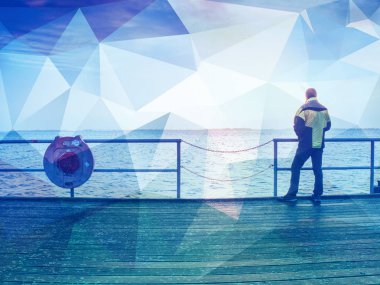 Soyut, üzerinde filtre. Turist köstebek çelik bankta oturmak ve ara verelim. Yalnız adam denizde puslu sabah keyfini çıkarın. Yumuşak su seviyesi. 