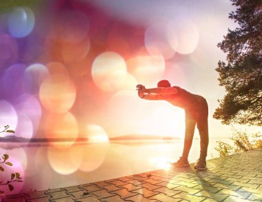 Soyut, üzerinde filtre. Denizde adam günbatımı ateşli gökyüzü arka plan üzerinde egzersiz siluet