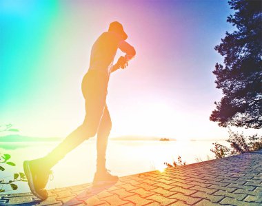 Soyut, üzerinde filtre. Sonra çalışan sahilde günbatımı dışarıda egzersiz vücut germe spor adamı