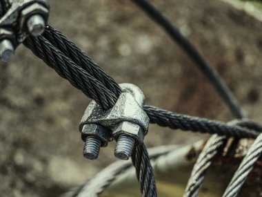 Çelik inşaat bağlantısı ve çelik askı güvenlik ağı beton bloğu içine demir attı.