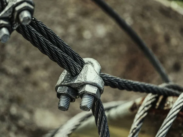 钢制转扣和钢吊带锚定安全网 — 图库照片