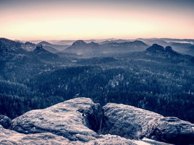 Kayadan uzak ufuk ışık ışınları ve lens flare etkisi ile görüntüleyin. Gerçek manzara
