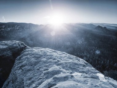 Kayadan uzak ufuk ışık ışınları ve lens flare etkisi ile görüntüleyin. Gerçek manzara