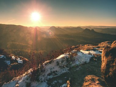 Bahar üzerinde en son kar erime kumtaşı kaya maruz. Sıcak bahar günü kayalarda.