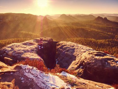 Kayalık dağ tepe kar ve sıcak güneşin altında kış, kış manzarası ile gökyüzü ile