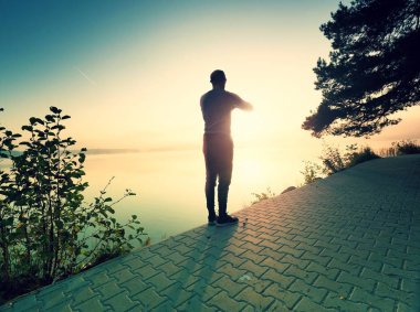 Runner onay içinde biraz ara izliyor. Akşam güneş yakalamak koşu sporcusu. Sportif şekil uygulamaları spor yaşam için çalışan adamla. 