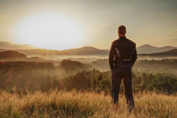 Hombre Viajero Turístico Pie Acantilado Montaña Mirando Puesta Del Sol —  Fotos de Stock