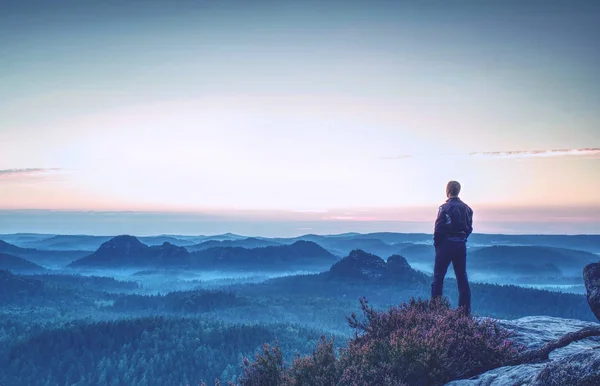 Hiker Stands Enjoys Valley View Hilly Viewpoint Hiker Reached Top — Stock Photo, Image