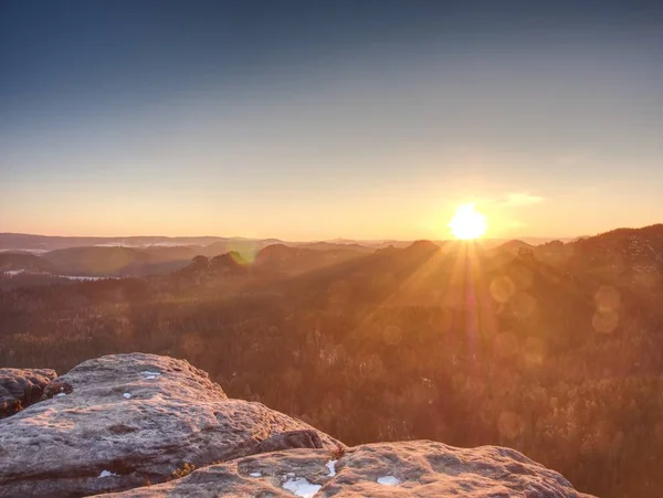 Острая Вспышка Объективе Утренний Вид Солнце Близко Горизонту Туманный Пейзаж — стоковое фото
