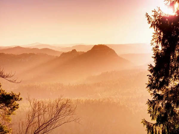 Collina Rocciosa Sopra Nebbia Inversa Inverno Freddo Montagna Nebbia Colorata — Foto Stock