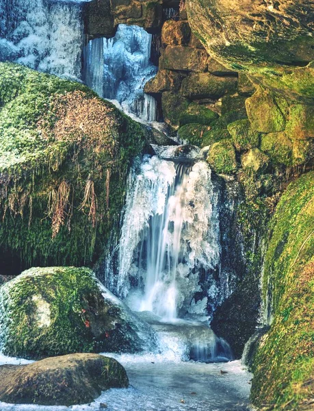 Długich Ekspozycji Lodem Wodospad Mrożone Strumienia Pomiędzy Skały Piaskowca Omszony — Zdjęcie stockowe