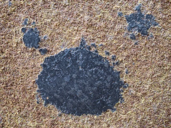 Eski Yıpranmış Halı Yerlerde Yakmak Sentetik Zemin Kapağı Hasarlı Yerlerde — Stok fotoğraf