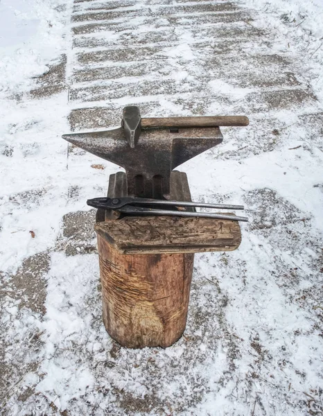 Hammer Lögner Städet Smed Arbetsplatsen Hästgård Vintermorgon Med Snötäcke — Stockfoto