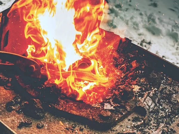 Detalj Smeden Smedja Med Shinning Och Glödande Stål Hästsko Traditionella — Stockfoto