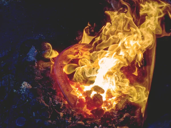 加热马尾病 移动壁炉 铁匠用极热的火堆煤锻造 — 图库照片