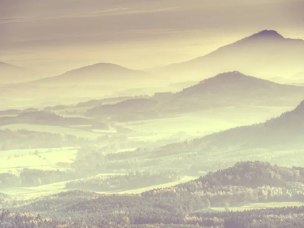 Abstrakter Filter Blick Über Hohe Scharfe Gipfel Aus Der Ebene — Stockfoto