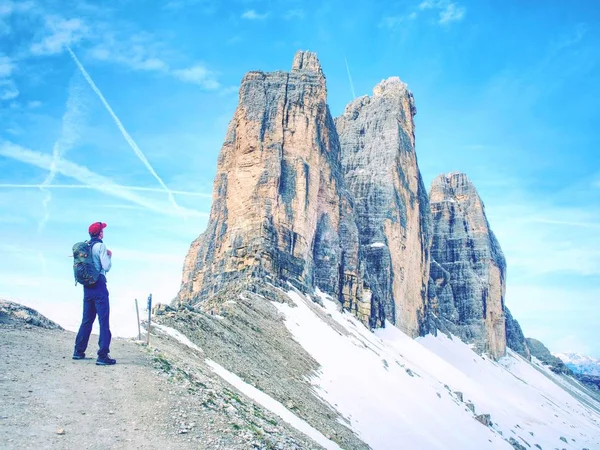 Reisender Mann Genießt Ruhige Aussicht Auf Berge Und Landschaft Reisen — Stockfoto