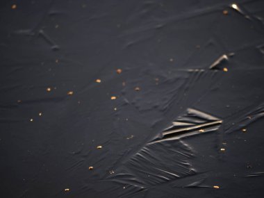 Güneş yansımaları. Kırık buz parçalarını erime, kütleleri donmuş göl üzerinde ezilmiş.