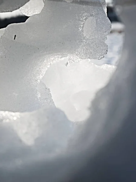 Agujero Hielo Oscuro Con Destellos Sol Arte Naturaleza Con Poca —  Fotos de Stock