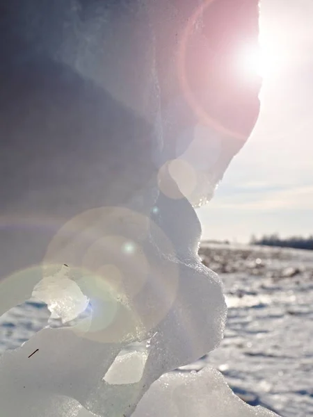 在冰冷的雪洞里 有太阳耀斑 可爱的冬季场景 — 图库照片