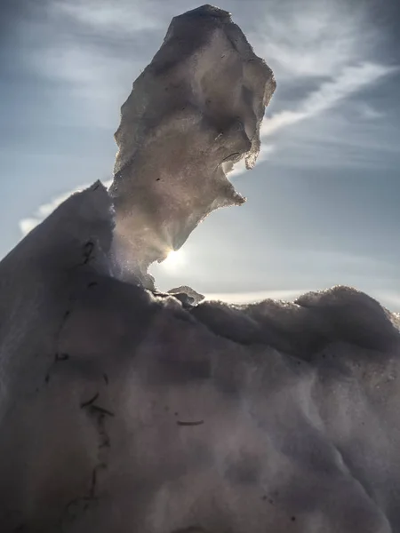 Naturliga Isiga Snögubbe Snön Täcker Landskapet Vinter Scen — Stockfoto