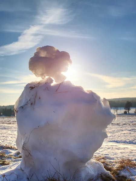 若い男が徒歩では 春の風景雪の上で Sowman を溶かします 雪原に向かって歩いてバックパックで観光ハイカー — ストック写真