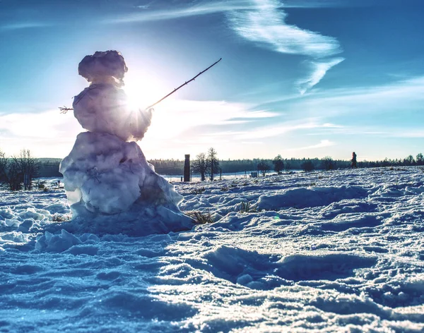 天然冰冷的雪人 雪覆盖了风景 冬季时间场景 — 图库照片