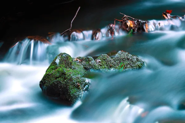 Grama Verde Coberta Gelo Riacho Cachoeira Cascata Fervente Ruidosa — Fotografia de Stock