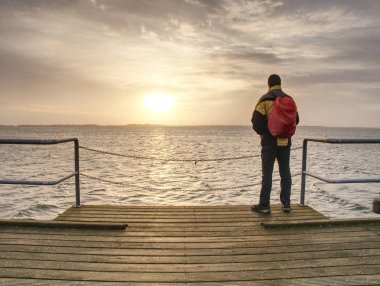 Adam yürüme. Pastoral okyanus karanlık bulut townscape, sonsuz ufuk tatil zamanında, tatil kavramı güzel