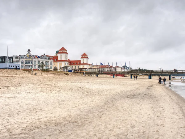 Курортное Здание Острове Рюген Германия Января 2018 Года Туристы Пляже — стоковое фото