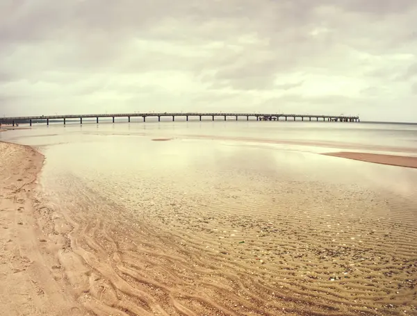 Puente Marítimo Sobre Mar Báltico Sol Oculto Horizonte Brumoso Reflejo —  Fotos de Stock