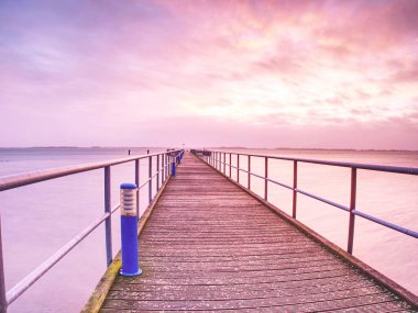 Ahşap Teras köstebek veya iskele Dranske içinde. Ahşap dock, mavi deniz ve gökyüzü arka plan. Pürüzsüz okyanus üzerinde ahşap köprü görünümü. 