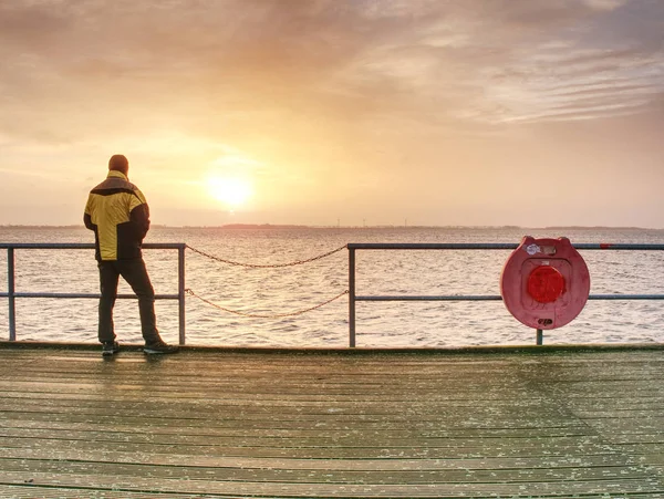 Mann Tourist Herbstnebel Auf Holzsteg Über Dem Meer Düstere Stimmung — Stockfoto