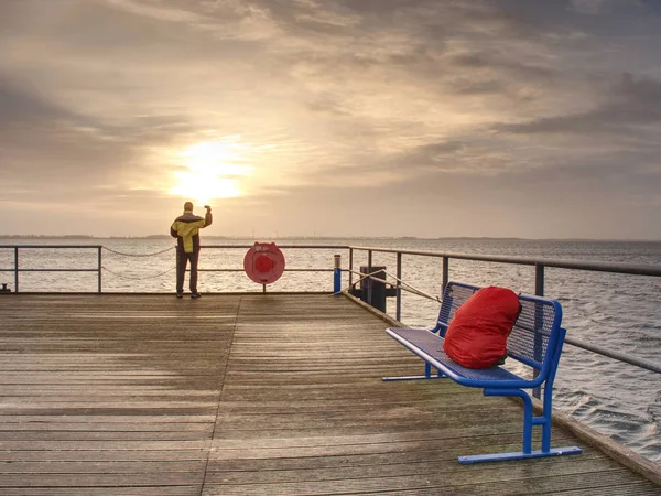 Mann Steht Geländer Auf Maulwurf Und Blickt Über Meer Bis — Stockfoto