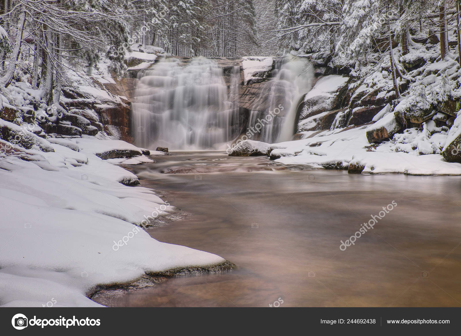 Cascada Congelada Bosque Vista Invierno Valle Del Río Mumlava República —  Foto de stock #244692438 © rdonar, image size:1600x1167