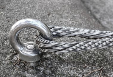 Çelik halat ile Srew kayalık duvar içine bağlantılı. Via Ferrata maruz kalan bir sırt üzerinde zor yol 
