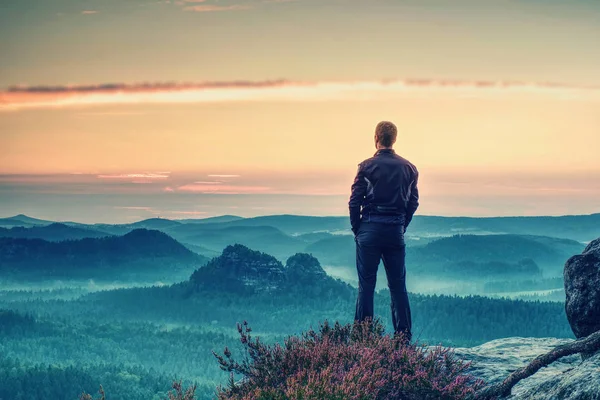 Man Tourist Traveler Standing Cliff Mountain Looking Sunset Backdrop Hills — Stock Photo, Image