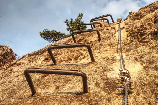 Ferrata Dağlarda Metal Merdiven Çelik Cıvata Çapa Ile Çelik Kablo — Stok fotoğraf