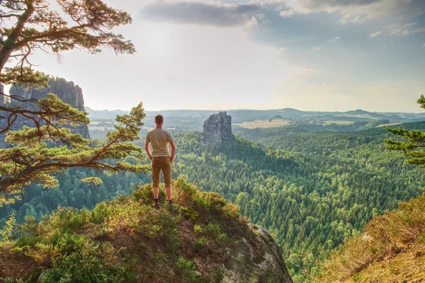 Adam Fiyatı Hiking Veya Tırmanma Dağ Tepe Üzerinde Seyir Ilham — Stok fotoğraf