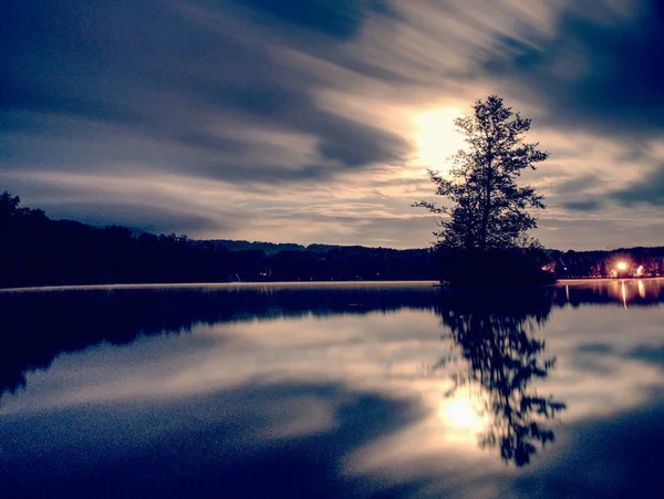 Baum Auf Einer Insel Inmitten Eines Sumpfsees Vollmondnacht Mit Friedlichem — Stockfoto