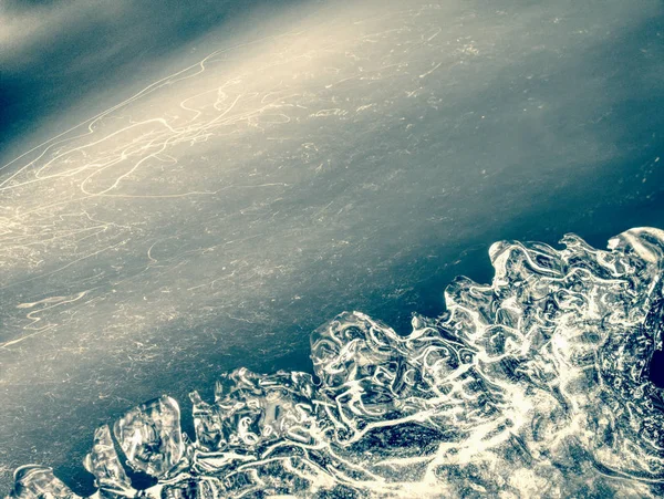 Dağlarda Kış Nehir Akarsu Buz Sarkıtları Kış Akışı Nehrin Kıyısında — Stok fotoğraf