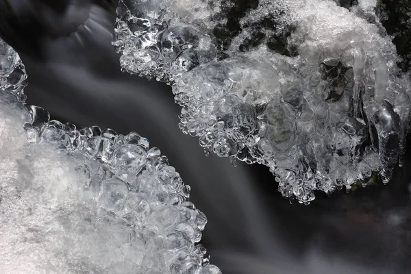 Detailní Pohled Ledové Útvary Řece Zimní Sezóna Řece Lesklý Rampouchy — Stock fotografie